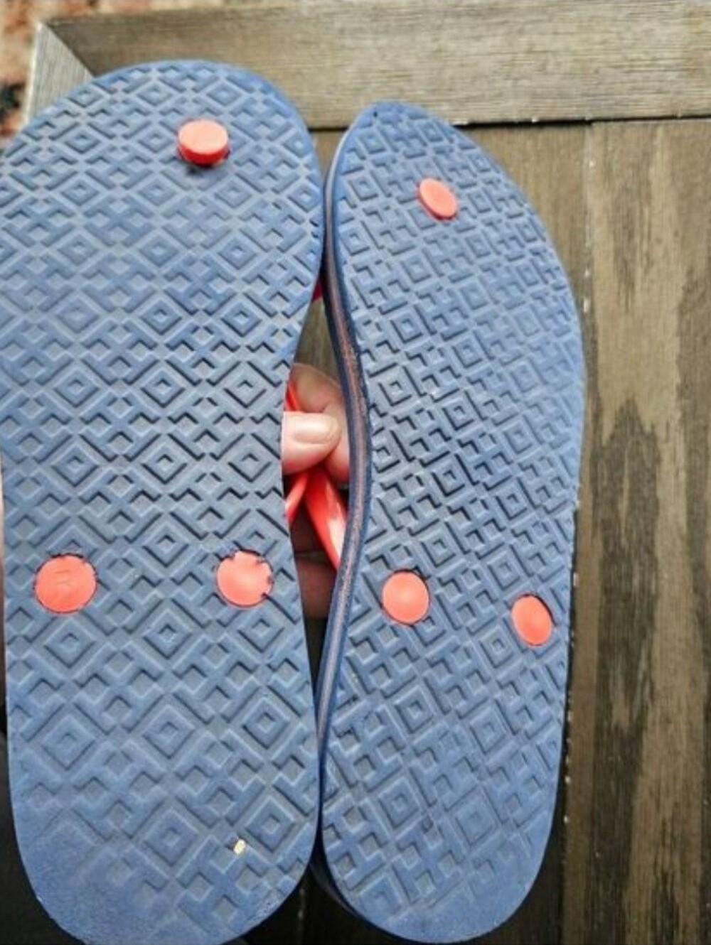 Tory Burch Hearts Gold Logo Flip Flops. - Picture 7 of 8